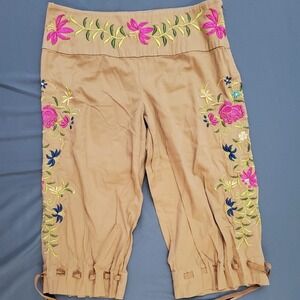 QUE Women Tan Floral Embroidered Cropped Capri Pants Ribbon Tie Hem Size 12